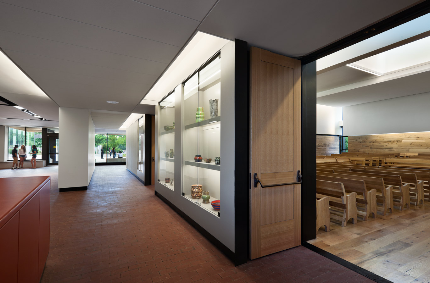<p>Built-in glass cases and simple white walls form a gallery within the circulation surrounding the Meeting House. <br><small>&copy; Michael Moran/OTTO</small></p>
