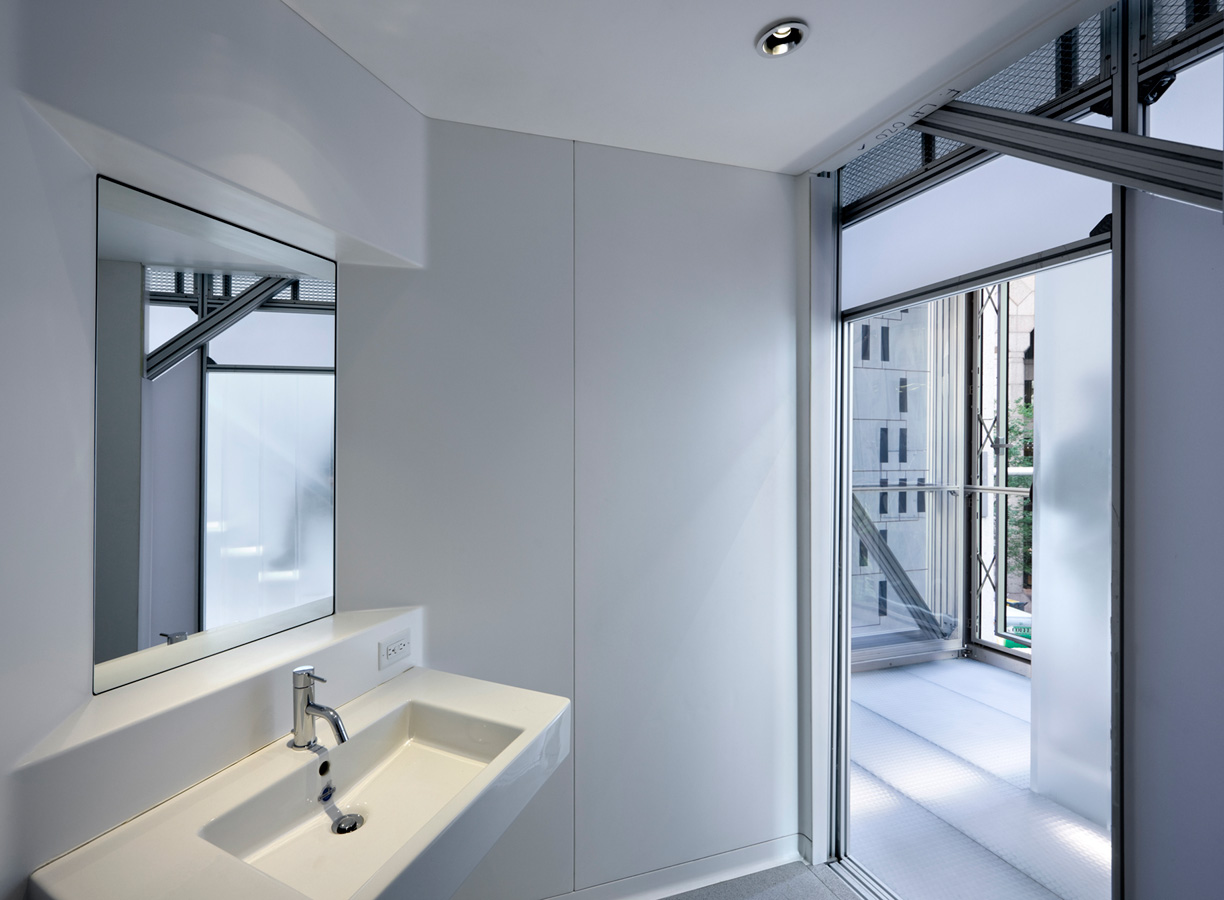 <p>Sub-assemblies included a bathroom pod with pre-installed plumbing, fixtures, and lighting that could be lifted into place. <br><small>&copy; Peter Aaron/OTTO</small></p>
