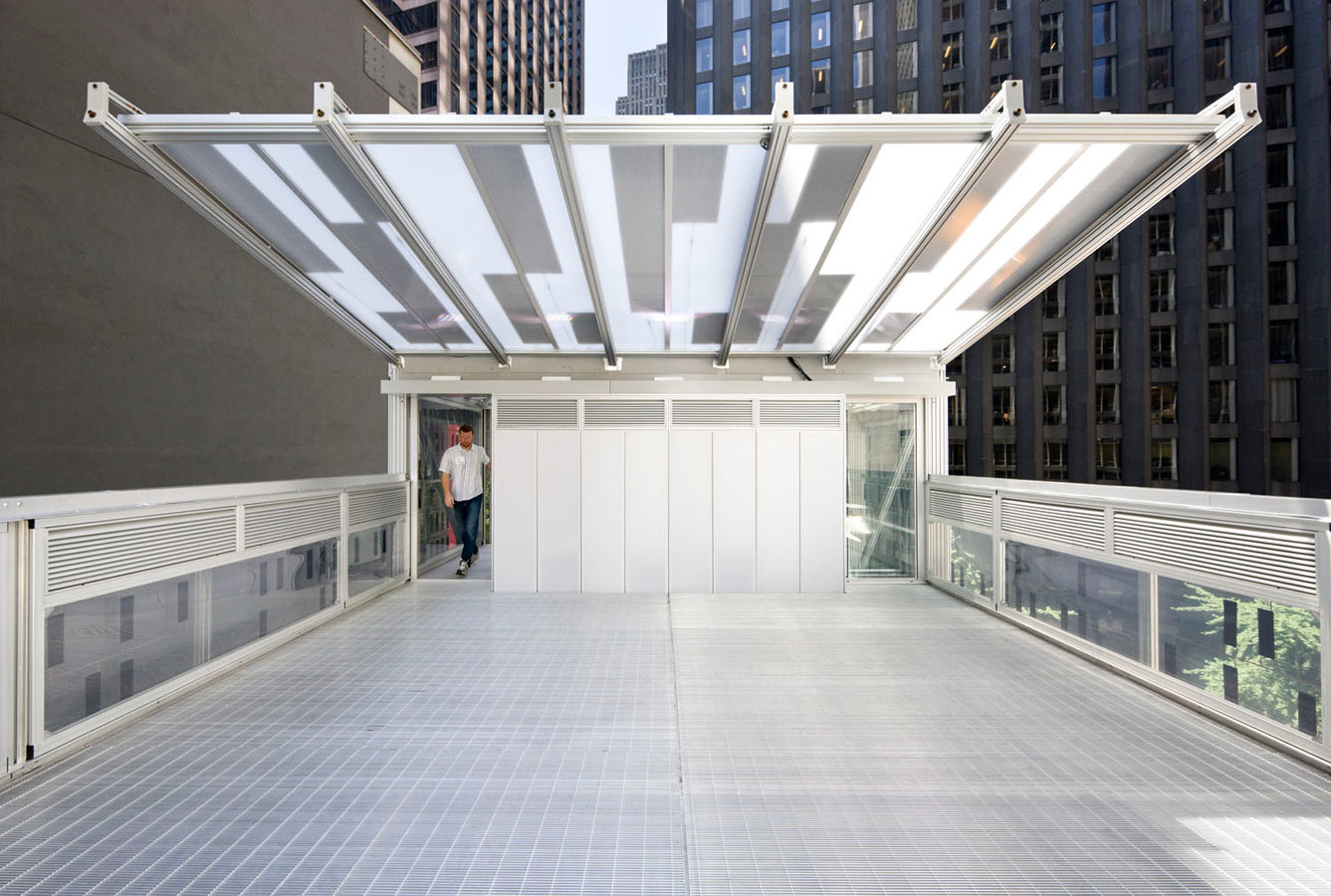 <p>Photovoltaic cells are located on the canopy, and the SmartWrap&trade; wall cavity is vented at the roof. <br><small>&copy; Peter Aaron/OTTO</small></p>