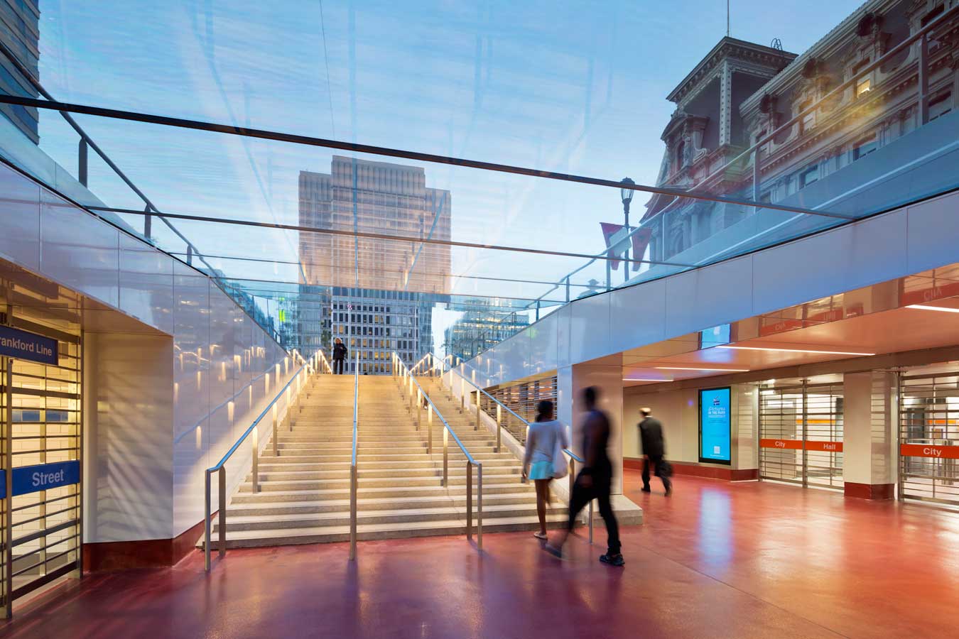 <p>Whereas before the concourse was dim and unwelcoming, the transparency of the glass pavilions allows light to flow into the new concourse. <br><small>&copy; James Ewing Photography</small>&nbsp;<br /></p>