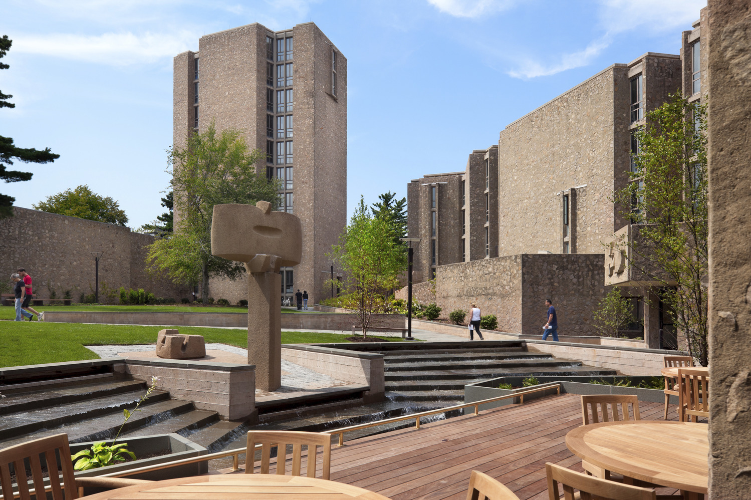 <p>Breathing new life into Saarinen's controversial Colleges at Yale University, the below grade additions have given rise to new green open space for gathering and new infrastructure to manage storm water.  | <small>&copy; Peter Aaron/OTTO</small></p>
